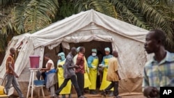 Nhân viên y tế tại một bệnh viện trong thủ đô Freetown của Sierra Leone kiểm tra những người vào bệnh viện 