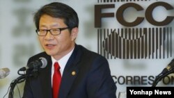 5일 한국 서울에서 열린 외신기자클럽 초청 오찬간담회에서 발언하는 류길재 통일부 장관.