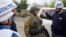 Вересень 2016-го. Члени ОБСЄ спілкуються з українським військовим поблизу Луганська