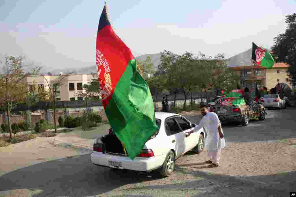 یک ماشین با پرچم بزرگ افغانستان. افغانستان روز ۲۸ مرداد را به مناسبت قرارداد ۱۹۱۹ جشن می‌گیرد. 