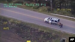 Foto yang diambil dari rekaman video Polisi (16/9), saat Terence Crutcher (kiri) diberhentikan petugas kepolisian di Tulsa, Oklahoma.
