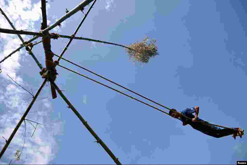 Seorang pria bermain di ayunan yang terbuat dari bambu selama &quot;Dashain&quot;, festival keagamaan Hindu terbesar di negara itu, di Kathmandu, Nepal. (Reuters)&nbsp;