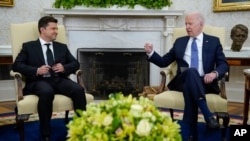 지난해 9월 조 바이든(오른쪽) 미국 대통령과 볼로디미르 젤렌스키 우크라이나 대통령이 백악관에서 회담하고 있다. (자료사진)