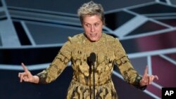 Nữ tài tử Frances McDormand nhận giải Oscar với vai diễn trong phim "Three Billboards Outside Ebbing, Missouri" tại lễ trao giải ngày 4/3/2018 ở Los Angeles.