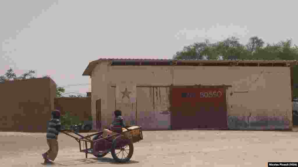 Deux enfants dans une rue de Bosso dans la région de Diffa, Niger, le 19 avril 2017 (VOA/Nicolas Pinault)