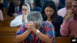 Warga AS berdoa di gereja di kota Miami, Florida (foto: ilustrasi). 