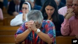 Warga AS berdoa di sebuah gereja di Miami, Florida (foto: ilustrasi). Hampir 90 persen orang Amerika percaya pada Tuhan. 