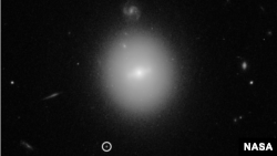 Gambar dari Teleskop Hubble mengidentifikasi lubang hitam ukuran sedang, dengan berat 50 ribu kali masa matahari kita (lubang hitam itu lebih kecil daripada yang ditemukan di pusat-pusat galaksi), 31 Maret 2020. (Foto: NASA) 