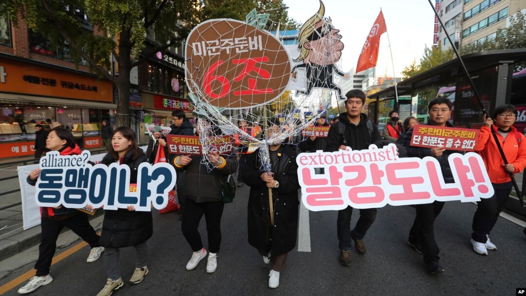 Warga Korsel melakukan unjuk rasa di Seoul, memrotes permintaan AS soal kenaikan biaya kehadiran militer Amerika di sana (foto: dok). 