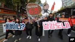 Warga Korsel melakukan unjuk rasa di Seoul, memrotes permintaan AS soal kenaikan biaya kehadiran militer Amerika di sana (foto: dok). 