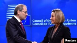 Federica Mogherini, chef de la politique étrangère de l'UE, serre la main du ministre jordanien des Affaires étrangères Ayman Al Safadi après une conférence de presse au Conseil européen de Bruxelles, Belgique, 8 novembre 2017.