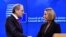 Federica Mogherini, chef de la politique étrangère de l'UE, serre la main du ministre jordanien des Affaires étrangères Ayman Al Safadi après une conférence de presse au Conseil européen de Bruxelles, Belgique, 8 novembre 2017.