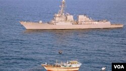 Kapal perusak USS Kidd merespon permintaan bantuan dari kapal nelayan Iran, Al Molai di Laut Arab (5/1). AL Amerika berhasil menahan 15 perompak yang menyandera warga Iran di kapal tersebut.