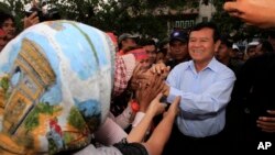 Cambodia National Rescue Party Deputy President Kem Sokha greets supporters during a rally in Phnom Penh, file photo. 