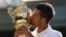 Novak Đoković sa peharom nakon osvojenog teniskog turnira u Wimbledonu. (Foto: Reuters/Matthew Childs)