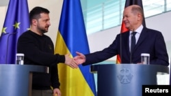 El canciller alemán Olaf Scholz y el presidente de Ucrania, Volodymyr Zelenskyy, se estrechan la mano en una conferencia de prensa en Berlín, Alemania, el 16 de febrero de 2024. REUTERS/Fabrizio Bensch