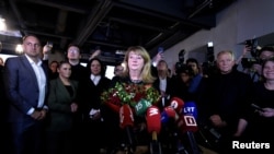 Pemimpin dari Partai Sosial Demokrat Vilija Blinkeviciute mendengarkan pertanyaan dari awak media setelah putaran kedua pemilu Lithuania berlangsung di Vilnius, Lithuania, pada 27 Oktober 2024. (Foto: Reuters/Ints Kalnins)