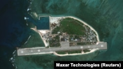 Maxar Technologies2024年11月25日拍攝的衛星影像顯示了在南中國海斯普拉特利群島(Spratly Islands,中國稱南沙群島)的鐵礦島(Thitu Island,中國稱中業島) 的全島圖景。