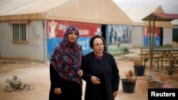 Pemenang Hadiah Nobel Perdamaian Tawakkol Karman dan Shirin Ebadi saat mengunjungi kamp pengungsi Al Zaatari di Yordania dekat perbatasan Suriah, 30 November 2016. (Foto: dok). 