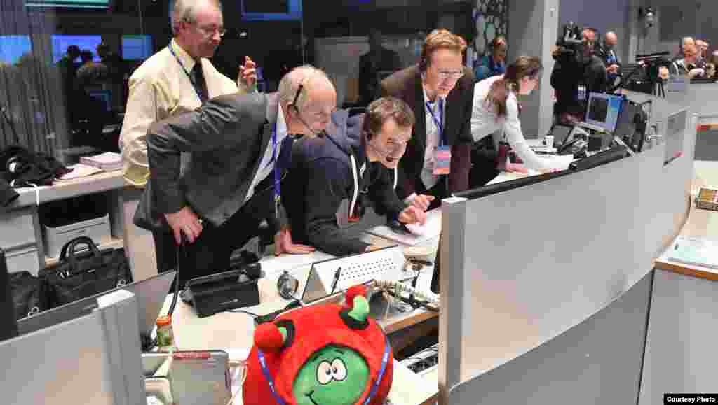 Receipt of signal from comet surface just after Philae landed, Nov. 12, 2014. (Courtesy: European Space Agency)