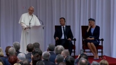 Pope Francis Urges Poles to Welcome Refugees