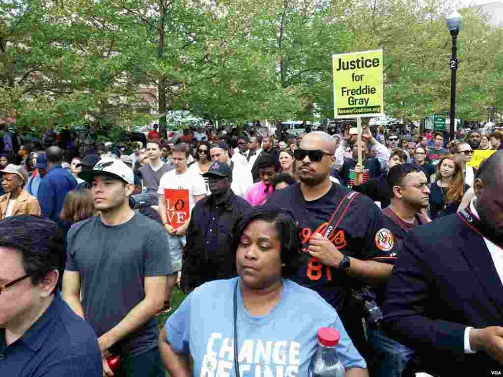 Crowds march against police brutality and in support of Baltimore in Baltimore, Maryland, May 2, 2015. (R. Muntu/VOA)