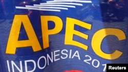 Spanduk penyelenggaraan Forum Kerjasama Ekonomi (APEC) di Nusa Dua, Bali (4/10).