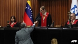 Magistrados de la Sala Electoral del Tribunal Supremo de Justicia saludan al presidente del CNE venezolano, Elvis Amoroso, en Caracas, el 5 de agosto de 2024.