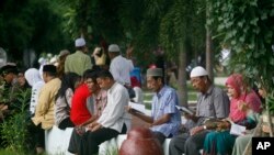 Wakazi wa Aceh, nchini Indonesia wakisoma dua kwenye kaburi la halaiki la waliokufa katika maafa ya Tsunami, wakiadhimisha miaka kumi toka Tsunami itokee. Maahimisho yamefanyika Ijumaa tarehe 26, mwaka 2014.