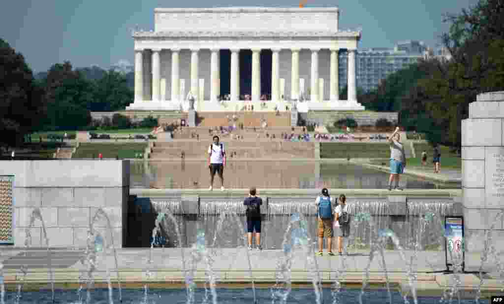بازدید گردشگران از بناهای یادبود آمریکا از جمله لینکلن و جنگ جهانی دوم در پایتخت آمریکا &nbsp;