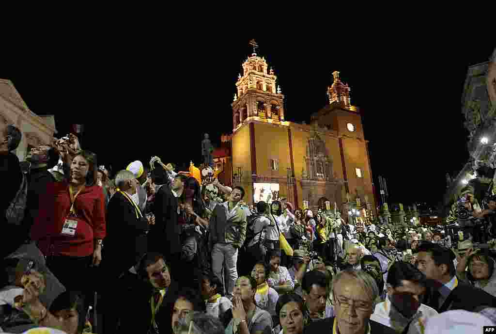 Faithful listen to Pope Benedict's message in the Plaza de la Paz or Peace Plaza in Guanajuato, Mexico, March 24, 2012. (AP)