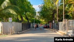 Turistas recorren los accesos a la Playa El Zonte, en El Salvador, ahora asfaltados.