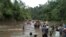 တောထဲပိတ်မိနေတဲ့ ကချင်စစ်ဘေးဒုက္ခသည်များ ဘေးလွတ်ရာကို တိမ်းရှောင်လာကြစဉ်