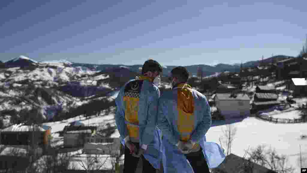 طبی عملے میں شامل افراد ہر ایسے مقام تک پہنچنے کی کوشش کر رہے ہیں۔ جہاں لوگ مقیم ہیں۔