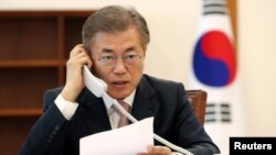 ທ່ານ Moon Jae-in, ​ປະທານາທິບໍດີເກົາຫລີ​ໃຕ້ລົມກັບ ທ່ານ Xi Jinping, ປະທານປະເທດຈີນທາງໂທລະສັບ ຢູ່ສໍານັກງານປະທານາທິບໍດີສີຟ້າ ໃນນະຄອນຫລວງ Seoul ຂອງ​ເກົາຫລີ​ໃຕ້ ໃນວັນທີ 11 ພຶດສະພາ, 2017.