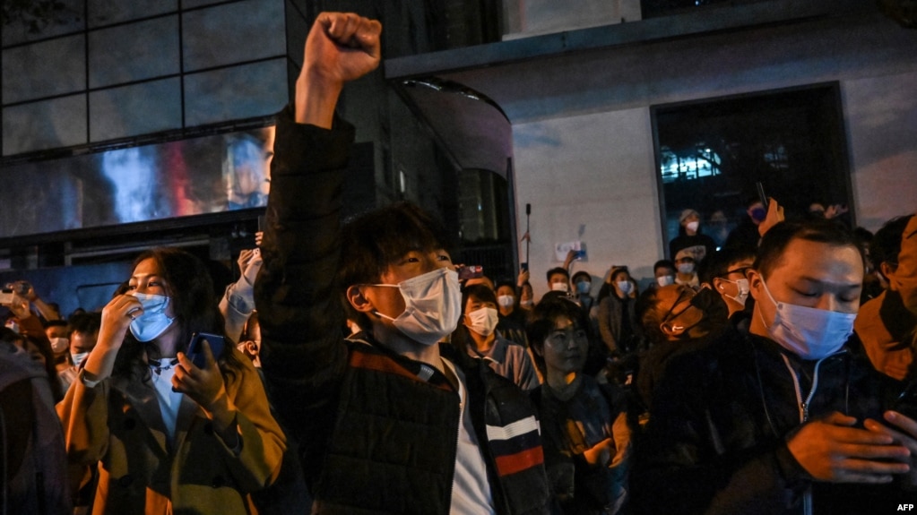 资料照片：上海民众集会，抗议新冠清零措施。(2022年11月27日）(photo:VOA)