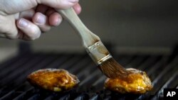 El chef Zach Tyndall prepara el pollo cultivado de Good Meat en la oficina de Eat Just en Alameda, California, el miércoles 14 de junio de 2023. El Departamento de Agricultura de EEUU emitió las aprobaciones finales el miércoles 21 de junio a las firmas de California Upside Foods y Good Meat para vender los productos, conocidos como carne "cultivada en laboratorio" o "cultivada".