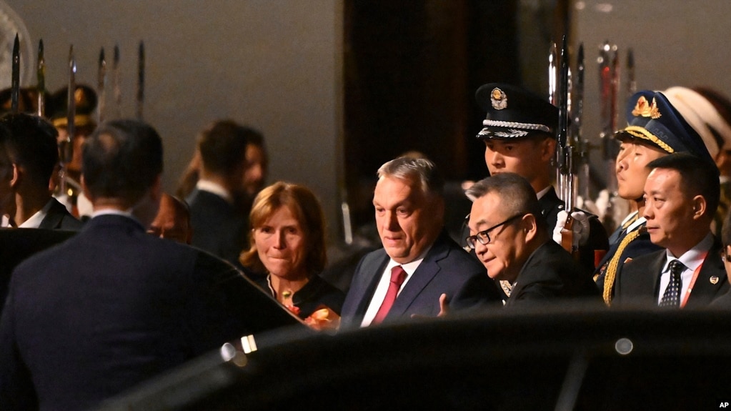 匈牙利总理维克多·奥尔班 (Viktor Orban，中)2023年10月抵达北京出席一带一路论坛。（美联社）(photo:VOA)