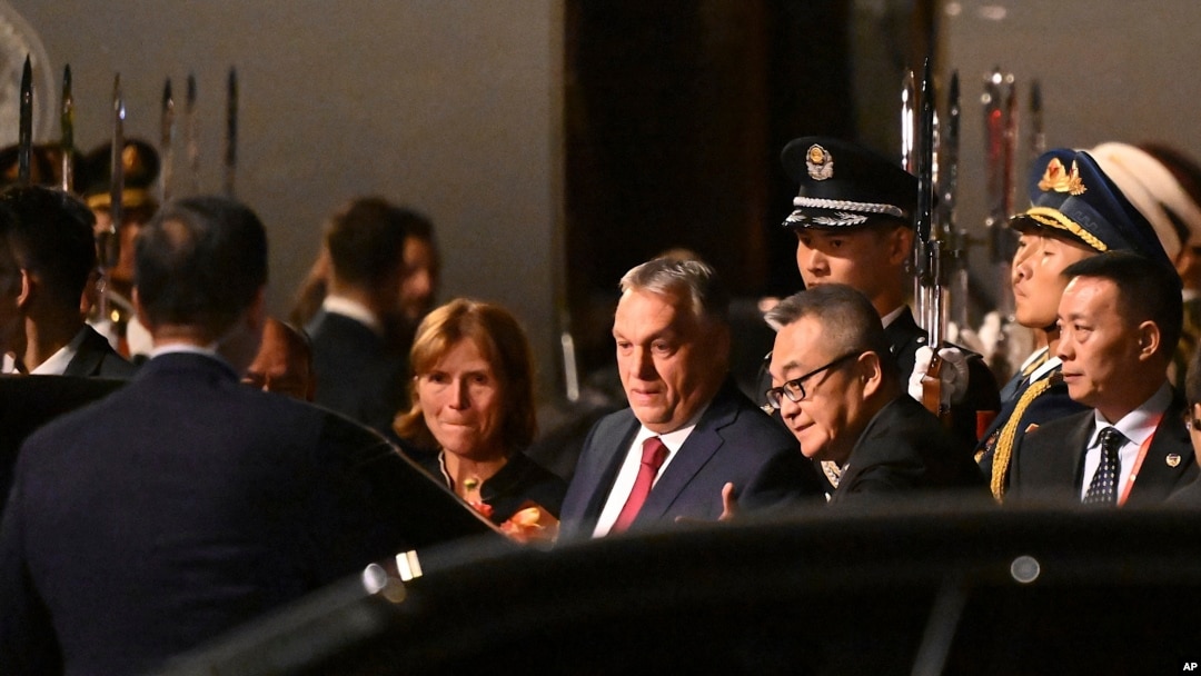 匈牙利总理维克多·奥尔班 (Viktor Orban，中)2023年10月抵达北京出席一带一路论坛。（美联社）