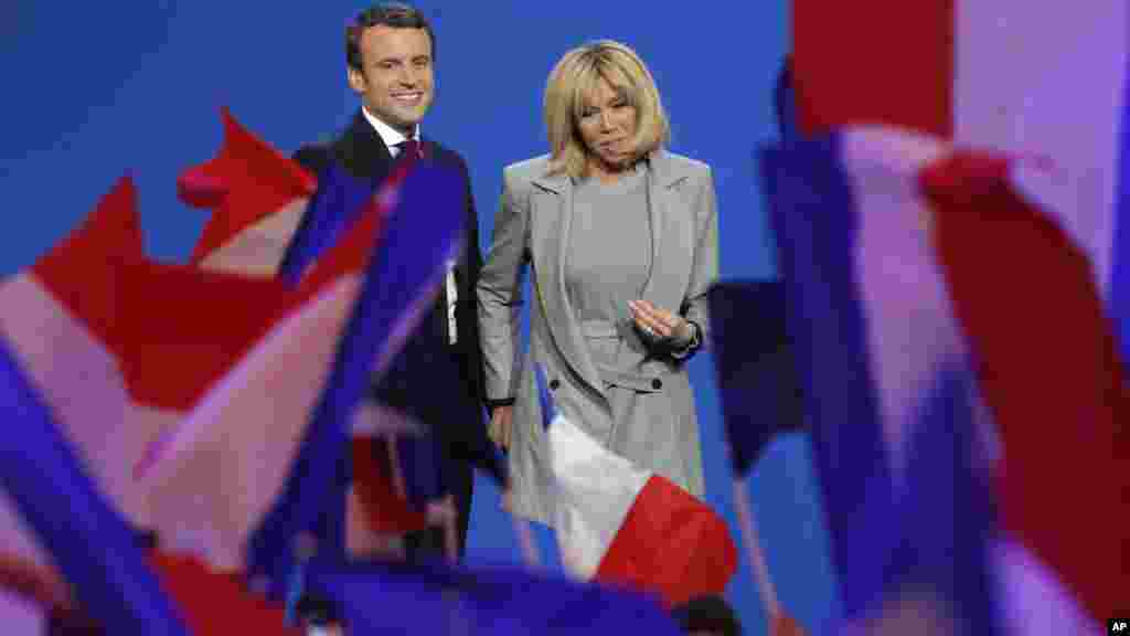 Le candidat à la présidentielle française Emmanuel Macron et son épouse Brigitte &nbsp;à Paris, le &nbsp;23 avril 2017. Dan takara shugabancin kasar Faransa Emmanuel Macron tare da matarsa Brigitte a babban birnin Paris, ranar Lahadi 23 ga watan Afrilu 2017.