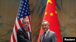 Wang Yi, director de la Oficina de la Comisión Central de Asuntos Exteriores del Partido Comunista, estrecha la mano del asesor de seguridad nacional de la Casa Blanca, Jake Sullivan, en el lago Yanqi en Beijing, China, el 27 de agosto de 2024.