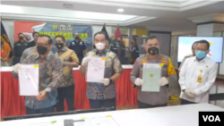 Kapolda Metro Jaya Irjen Fadil Imran bersama pejabat Kementerian ATRBPN saat menggelar konferensi pers di Jakarta, Jumat (19/2). (Foto: screenshot)