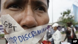 A Cambodian protester tapes his mouth shut in protest against discrimination of the Lesbian, Gay, Bisexual and Transgender (LGBT), in front of National Assembly, in Phnom Penh, file photo. 