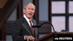 El expresidente George W. Bush durante el funeral del congresista John Lewis, en Atlanta, Georgia, el 3 de julio de 2020.