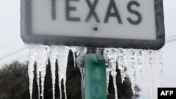 Carámbanos cuelgan del letrero de la autopista estatal 195 el 18 de febrero de 2021, en Killeen, Texas, Estados Unidos.