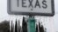 Carámbanos cuelgan del letrero de la autopista estatal 195 el 18 de febrero de 2021, en Killeen, Texas, Estados Unidos.