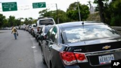 Los carros esperan en la fila para cargar combustible en una estación petrolera estatal de PDVSA en Caracas, Venezuela. Junio 2 de 2020