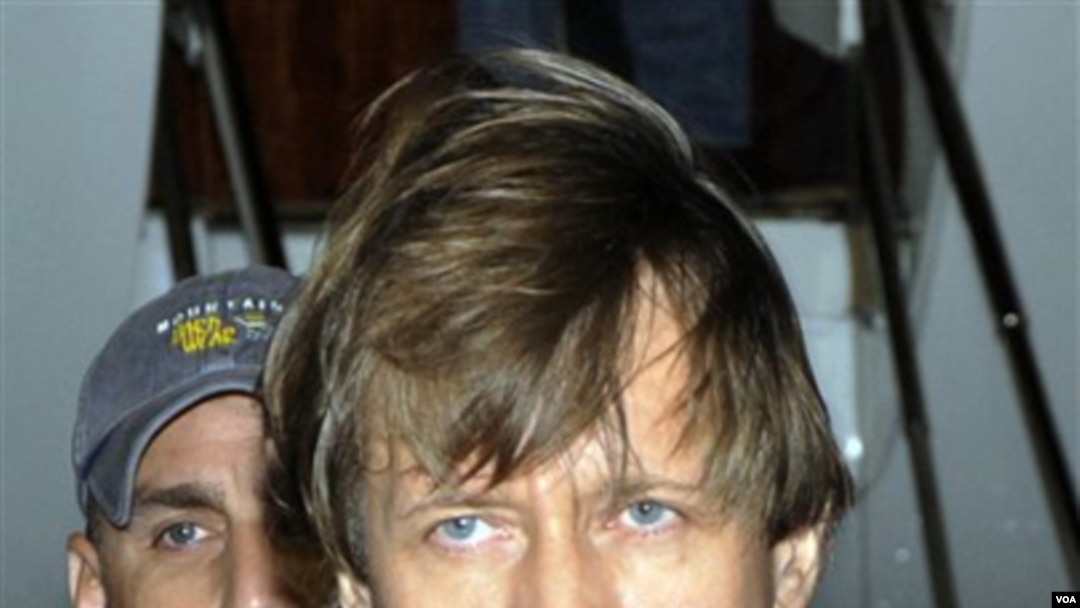 Viktor Bout dalam pengawalan petugas keamanan AS setibanya di New York, setelah diekstradisi dari Thailand.