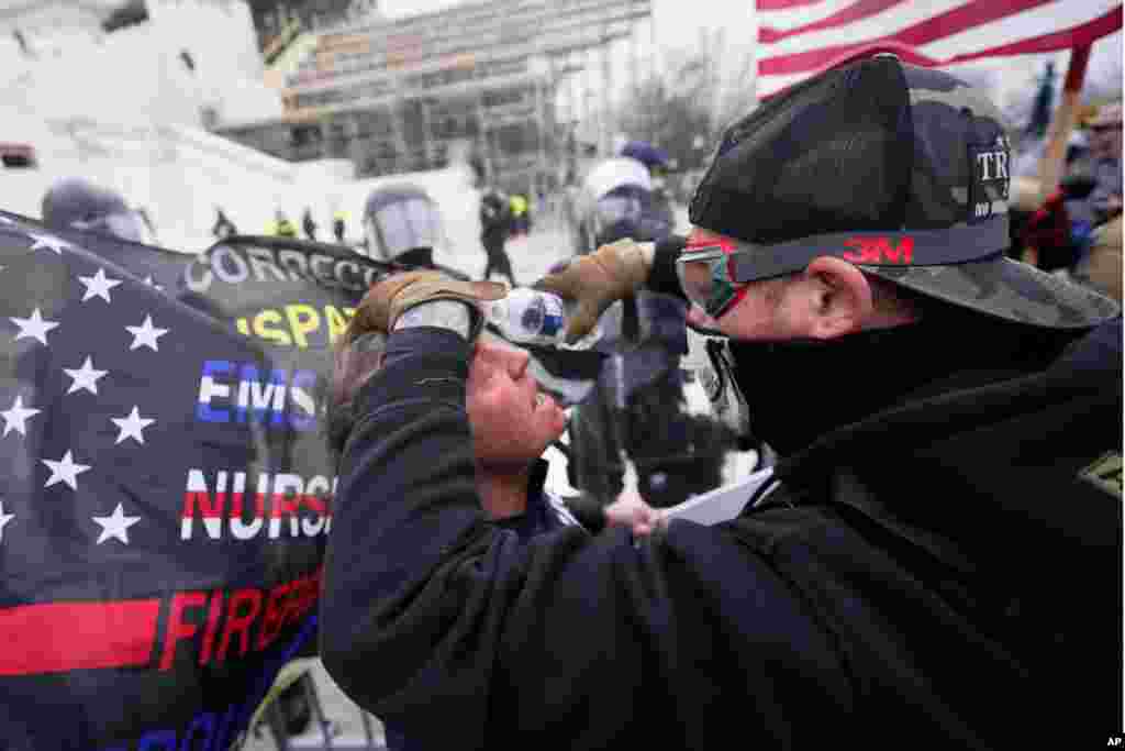 Un manifestante tiene los ojos enrojecidos despu&#233;s de enfrentarse a la polic&#237;a en el Capitolio de Washington. 