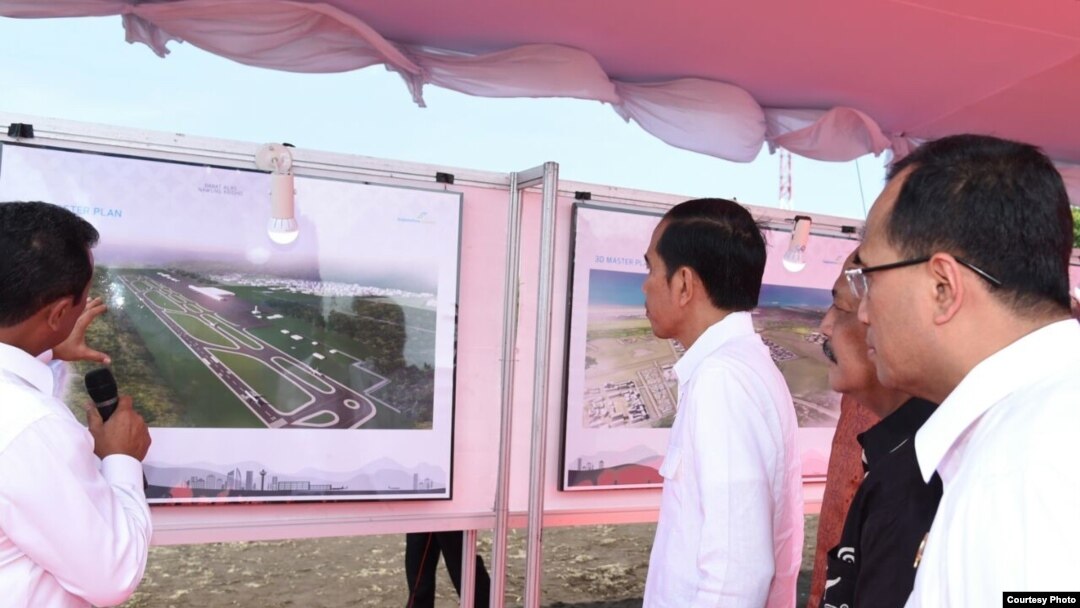Jokowi menyimak rencana pembangunan Bandara Internasional Yogyakarta ketika meletakkan batu pertama pembangunannya. (Foto courtesy: Setneg)